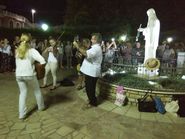 Jak zwykle, Polacy nocą radośnie chwalą Pana u stóp Maryi